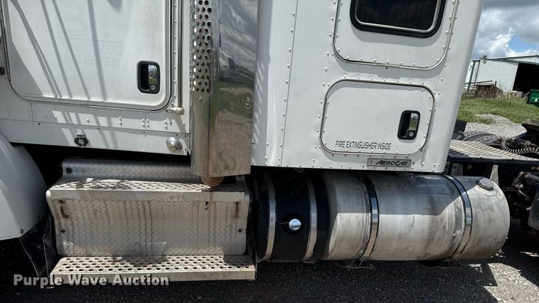 image for item EJ8773 2013 Kenworth T800 semi truck