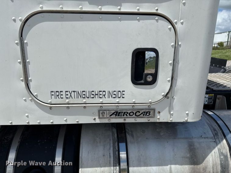 image for item EJ8773 2013 Kenworth T800 semi truck