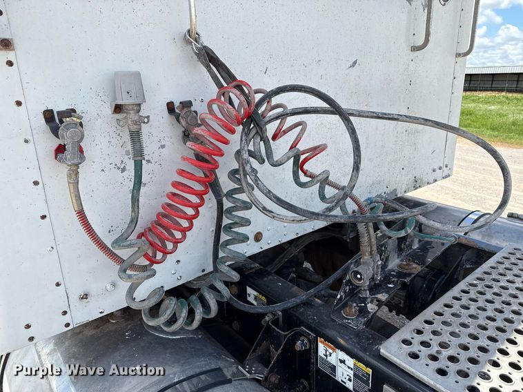 image for item EJ8773 2013 Kenworth T800 semi truck