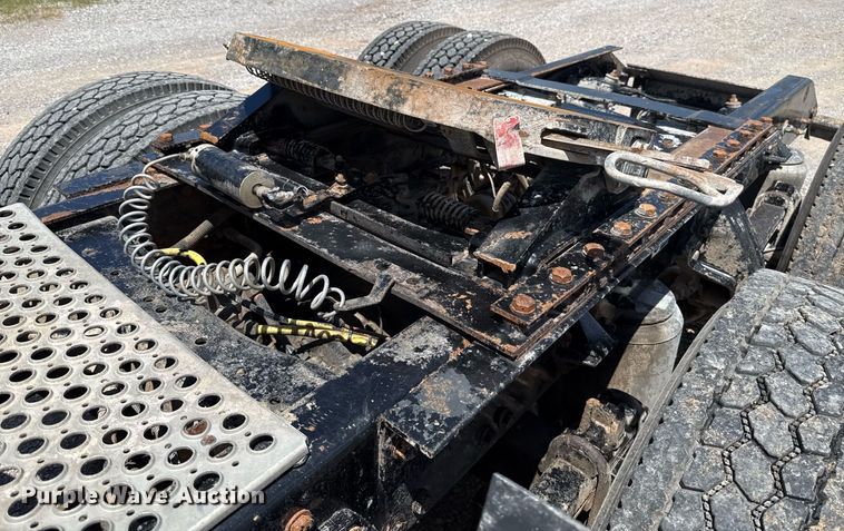 image for item EJ8773 2013 Kenworth T800 semi truck