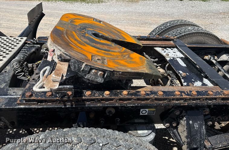 image for item EJ8773 2013 Kenworth T800 semi truck