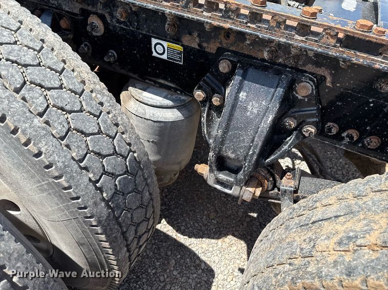 image for item EJ8773 2013 Kenworth T800 semi truck