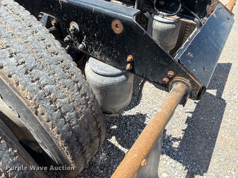 image for item EJ8773 2013 Kenworth T800 semi truck