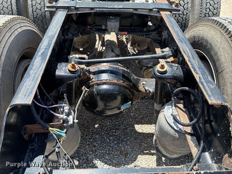 image for item EJ8773 2013 Kenworth T800 semi truck