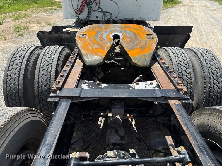 image for item EJ8773 2013 Kenworth T800 semi truck