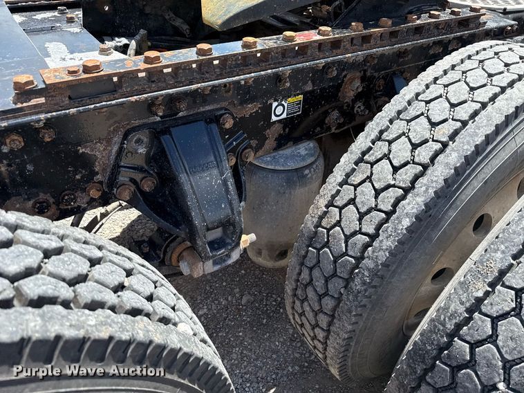 image for item EJ8773 2013 Kenworth T800 semi truck