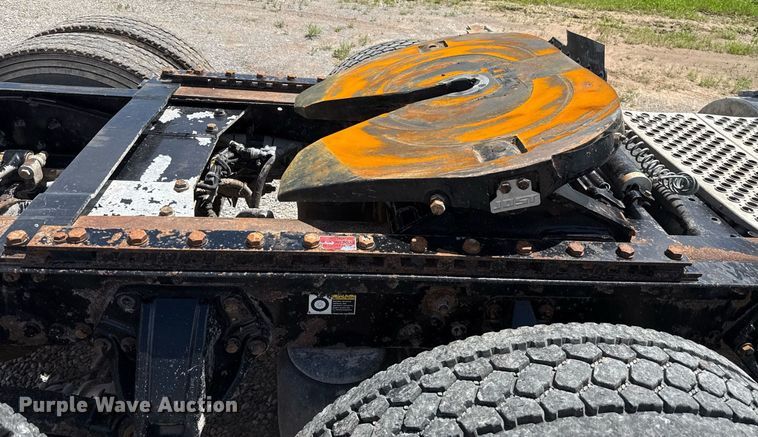 image for item EJ8773 2013 Kenworth T800 semi truck