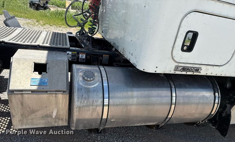 image for item EJ8773 2013 Kenworth T800 semi truck