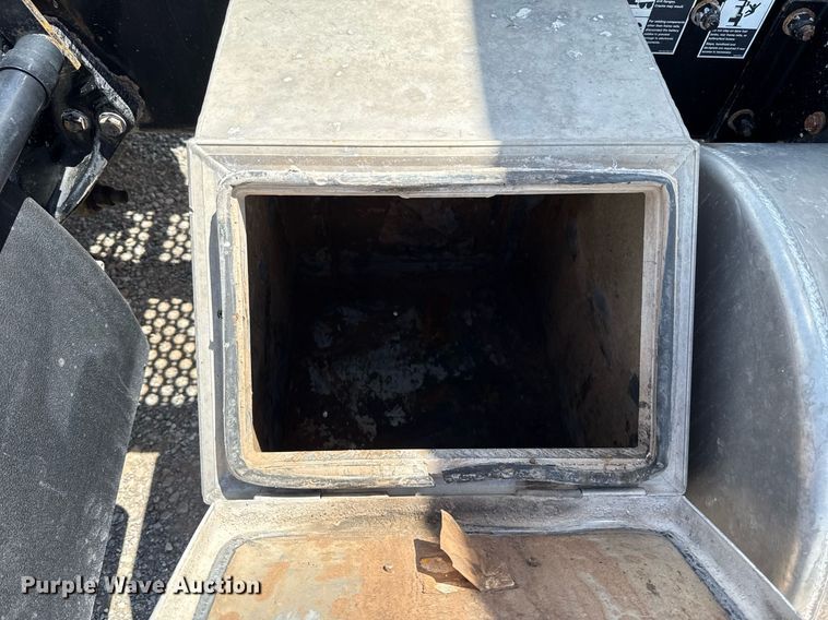 image for item EJ8773 2013 Kenworth T800 semi truck