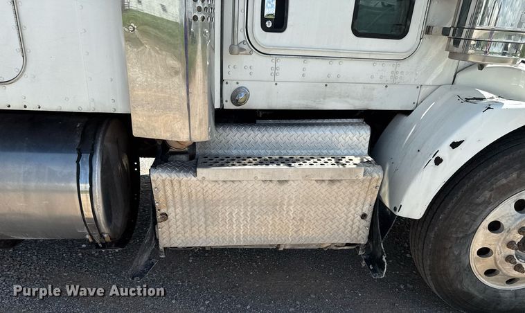 image for item EJ8773 2013 Kenworth T800 semi truck