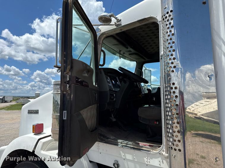 image for item EJ8773 2013 Kenworth T800 semi truck