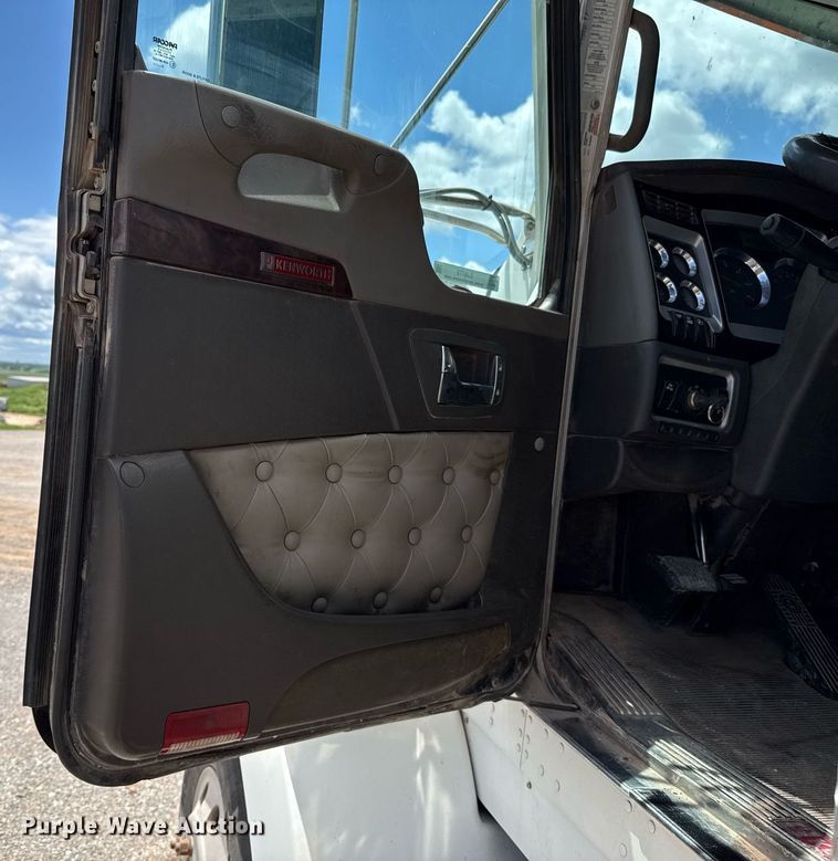 image for item EJ8773 2013 Kenworth T800 semi truck