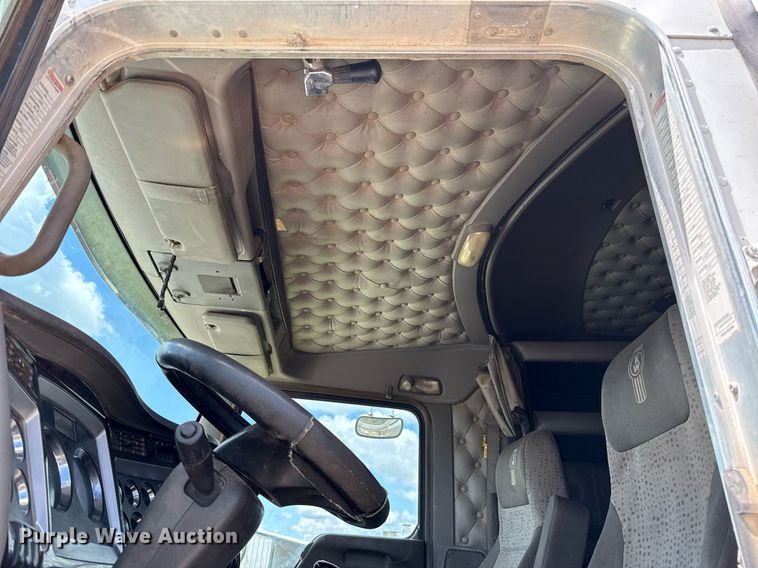 image for item EJ8773 2013 Kenworth T800 semi truck