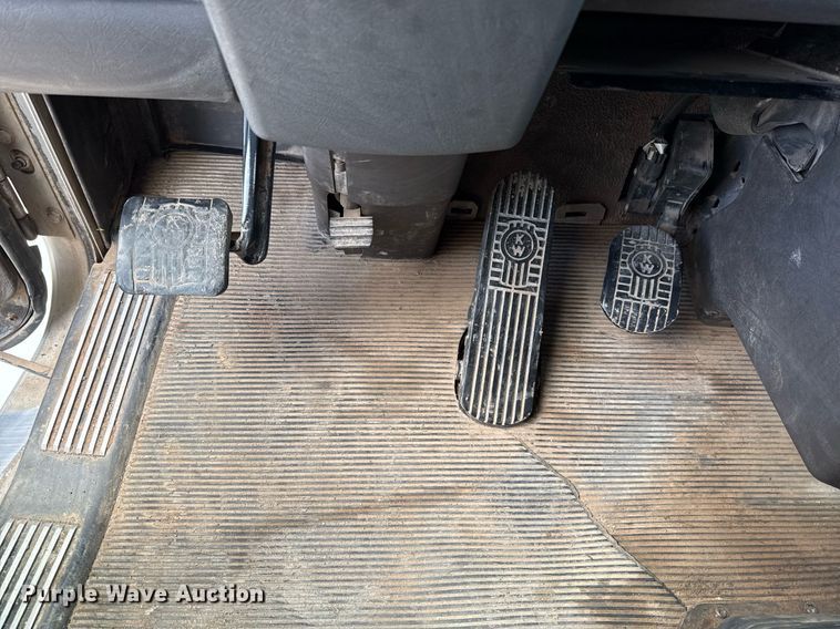 image for item EJ8773 2013 Kenworth T800 semi truck