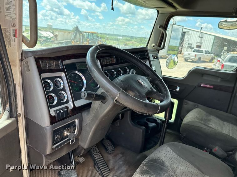 image for item EJ8773 2013 Kenworth T800 semi truck