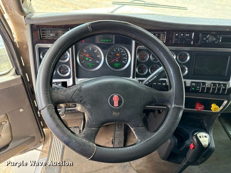 image for item EJ8773 2013 Kenworth T800 semi truck