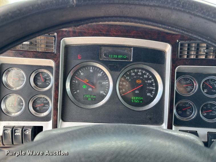 image for item EJ8773 2013 Kenworth T800 semi truck