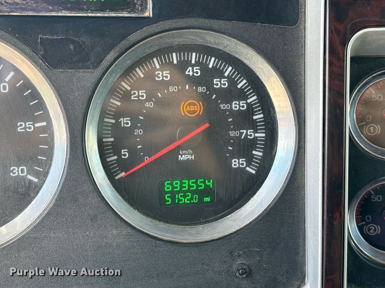 image for item EJ8773 2013 Kenworth T800 semi truck