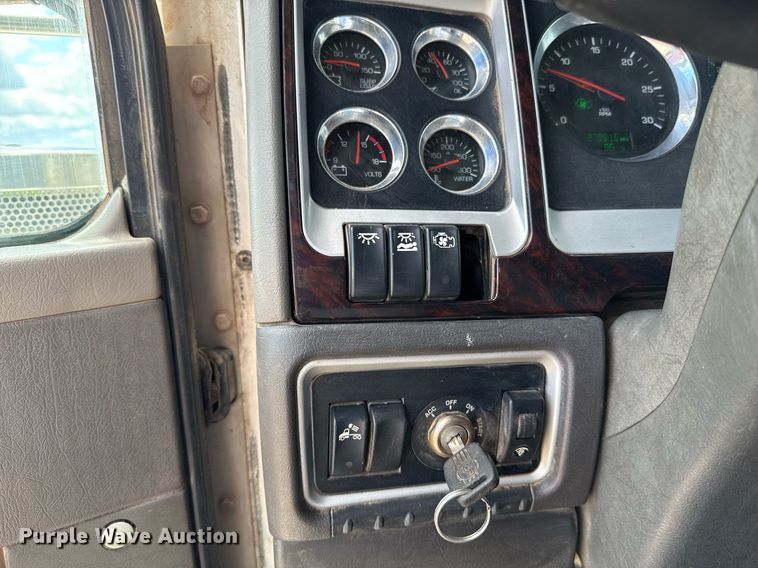 image for item EJ8773 2013 Kenworth T800 semi truck