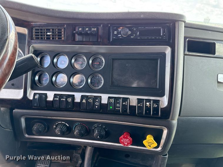 image for item EJ8773 2013 Kenworth T800 semi truck