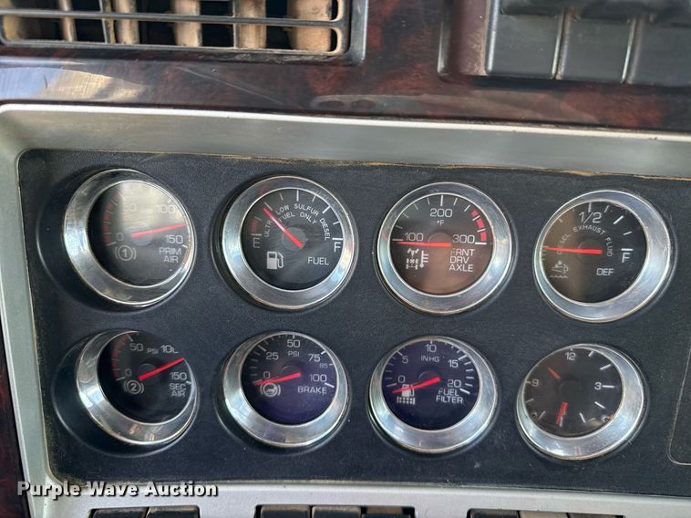 image for item EJ8773 2013 Kenworth T800 semi truck