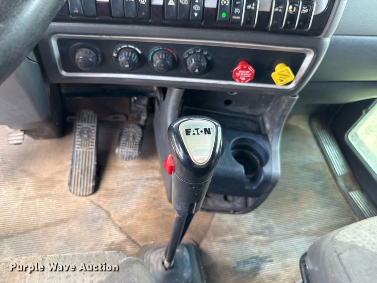 image for item EJ8773 2013 Kenworth T800 semi truck