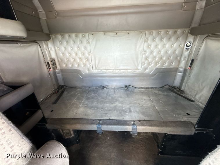 image for item EJ8773 2013 Kenworth T800 semi truck