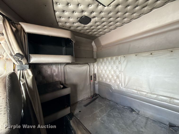 image for item EJ8773 2013 Kenworth T800 semi truck