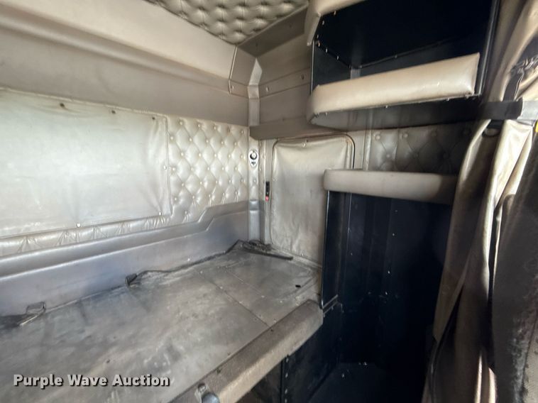 image for item EJ8773 2013 Kenworth T800 semi truck