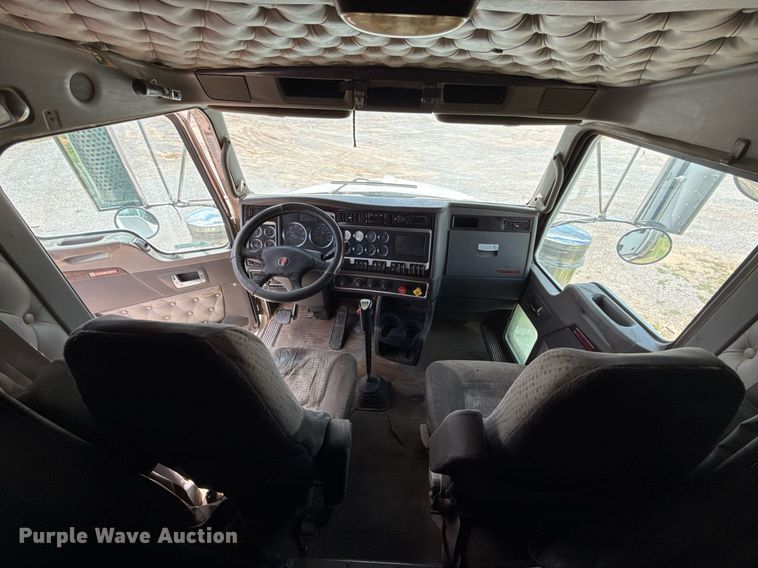 image for item EJ8773 2013 Kenworth T800 semi truck