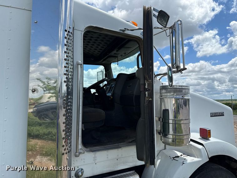 image for item EJ8773 2013 Kenworth T800 semi truck
