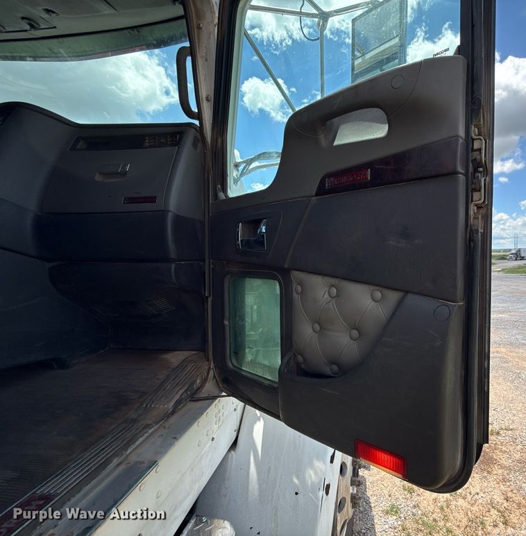 image for item EJ8773 2013 Kenworth T800 semi truck