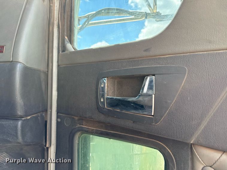 image for item EJ8773 2013 Kenworth T800 semi truck