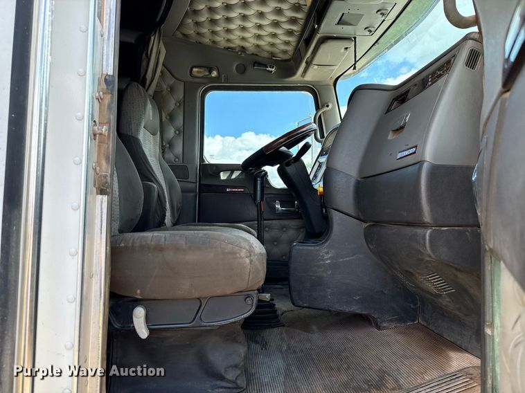 image for item EJ8773 2013 Kenworth T800 semi truck