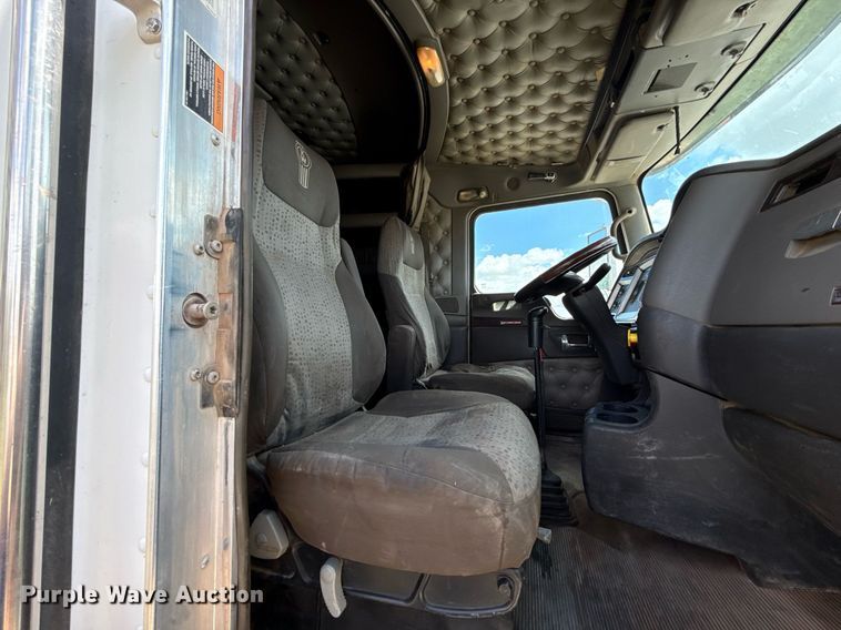 image for item EJ8773 2013 Kenworth T800 semi truck