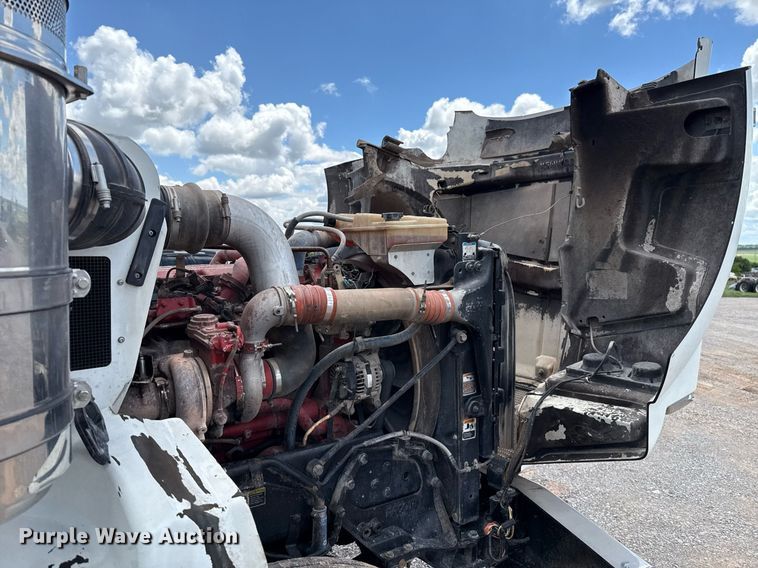image for item EJ8773 2013 Kenworth T800 semi truck