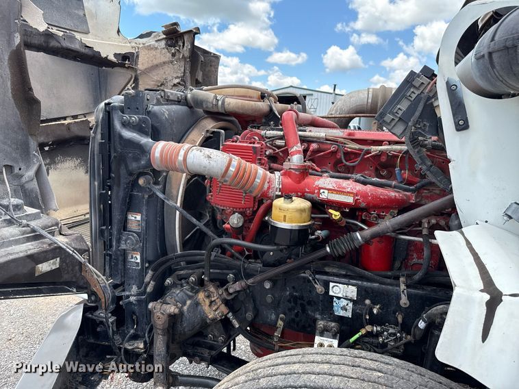 image for item EJ8773 2013 Kenworth T800 semi truck