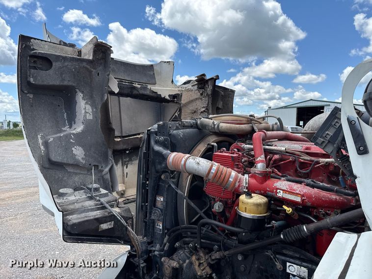 image for item EJ8773 2013 Kenworth T800 semi truck