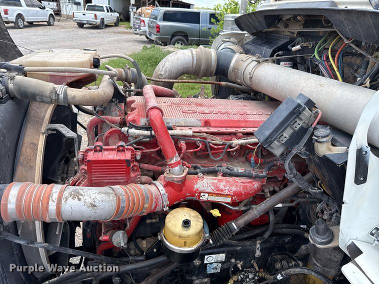 image for item EJ8773 2013 Kenworth T800 semi truck