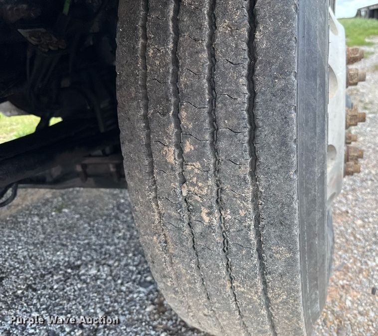 image for item EJ8773 2013 Kenworth T800 semi truck