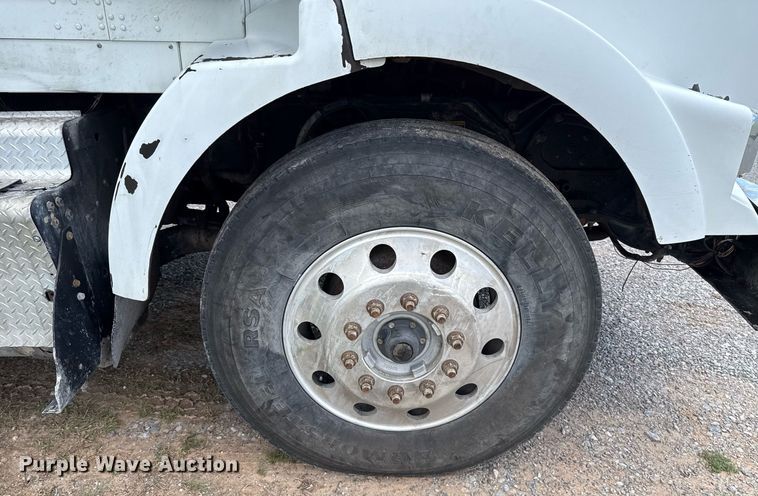 image for item EJ8773 2013 Kenworth T800 semi truck