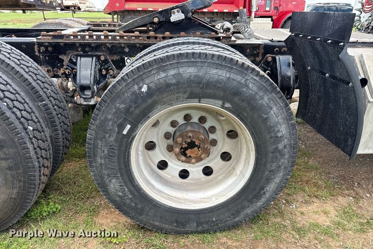 image for item EJ8773 2013 Kenworth T800 semi truck