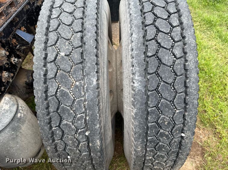 image for item EJ8773 2013 Kenworth T800 semi truck