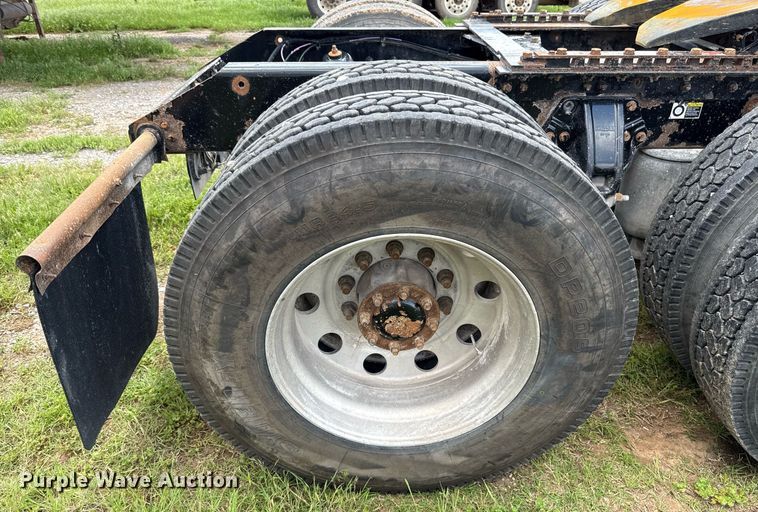 image for item EJ8773 2013 Kenworth T800 semi truck