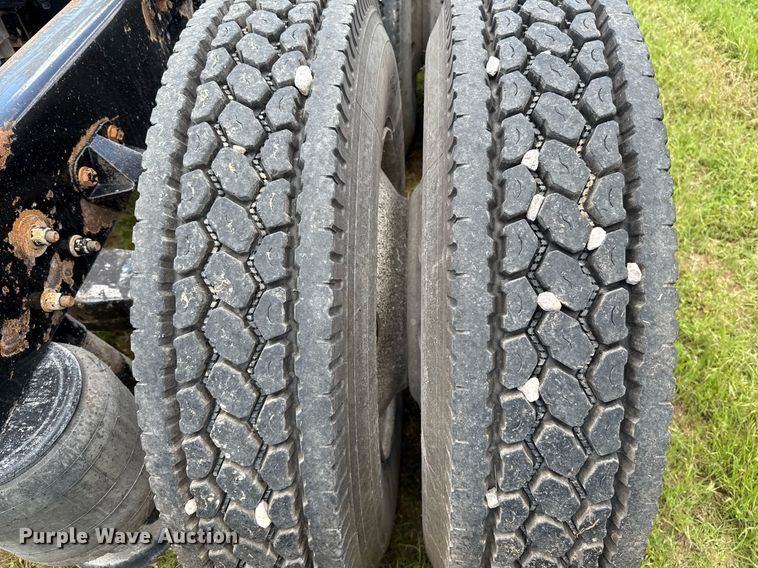 image for item EJ8773 2013 Kenworth T800 semi truck