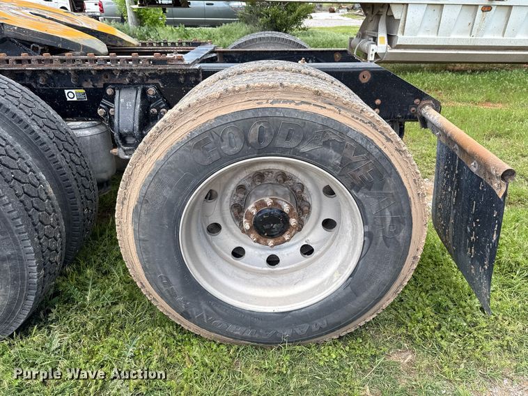 image for item EJ8773 2013 Kenworth T800 semi truck