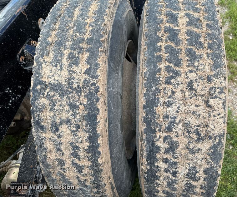 image for item EJ8773 2013 Kenworth T800 semi truck