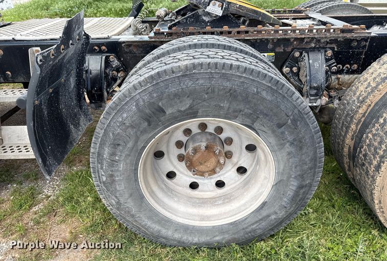 image for item EJ8773 2013 Kenworth T800 semi truck