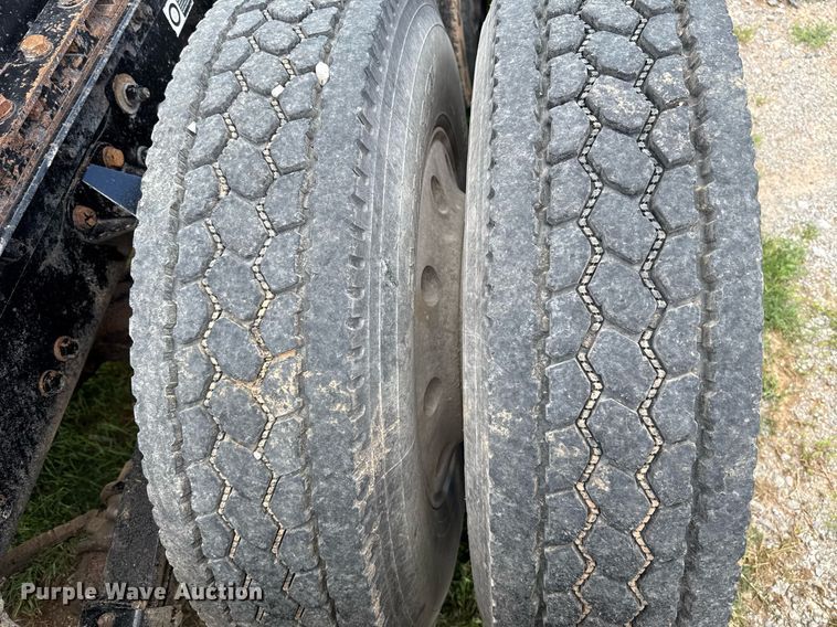 image for item EJ8773 2013 Kenworth T800 semi truck