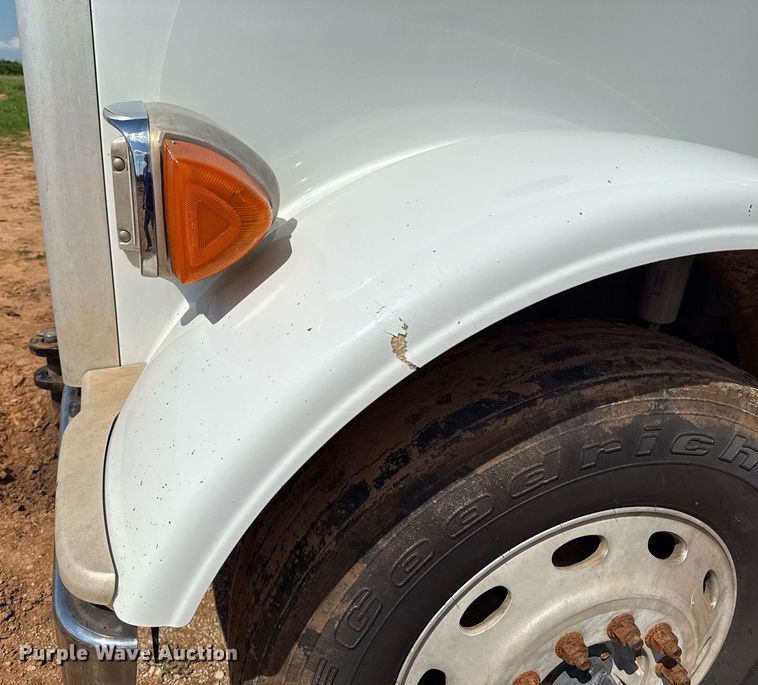 image for item EJ8780 2009 Peterbilt 367 semi truck